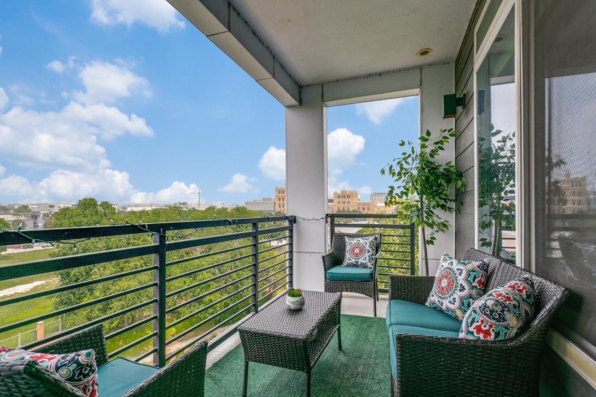 Beautiful Condo On Riverwalk W King Ste Free Parking Pet Friendly Centrally Located On The Riverwalk San Antonio Esterno foto