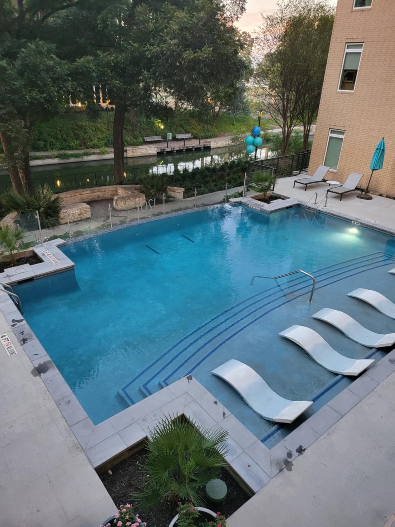 Beautiful Condo On Riverwalk W King Ste Free Parking Pet Friendly Centrally Located On The Riverwalk San Antonio Esterno foto